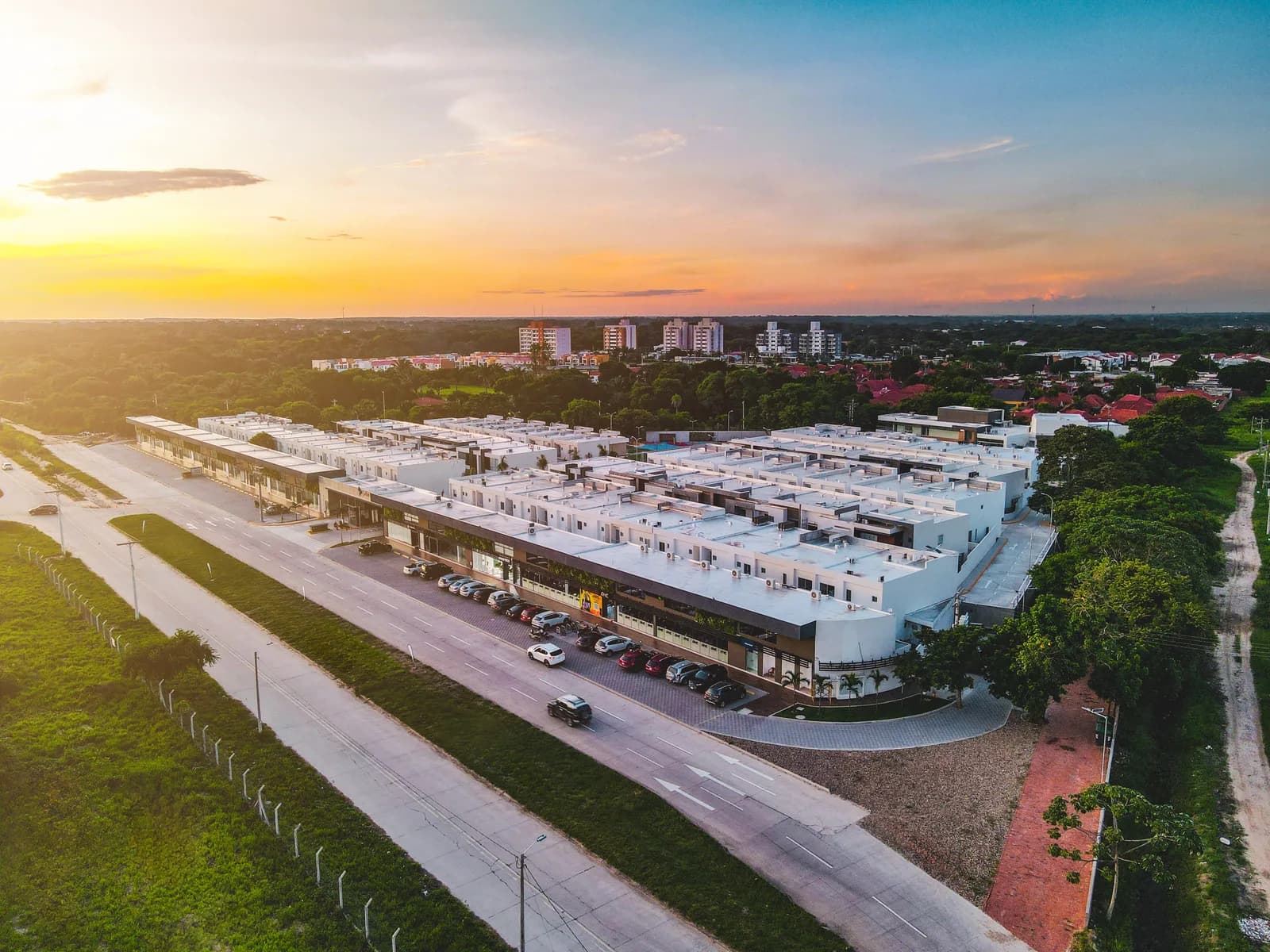 Vista aérea del conjunto residencial y comercial de Jardines del Norte 6 al atardecer