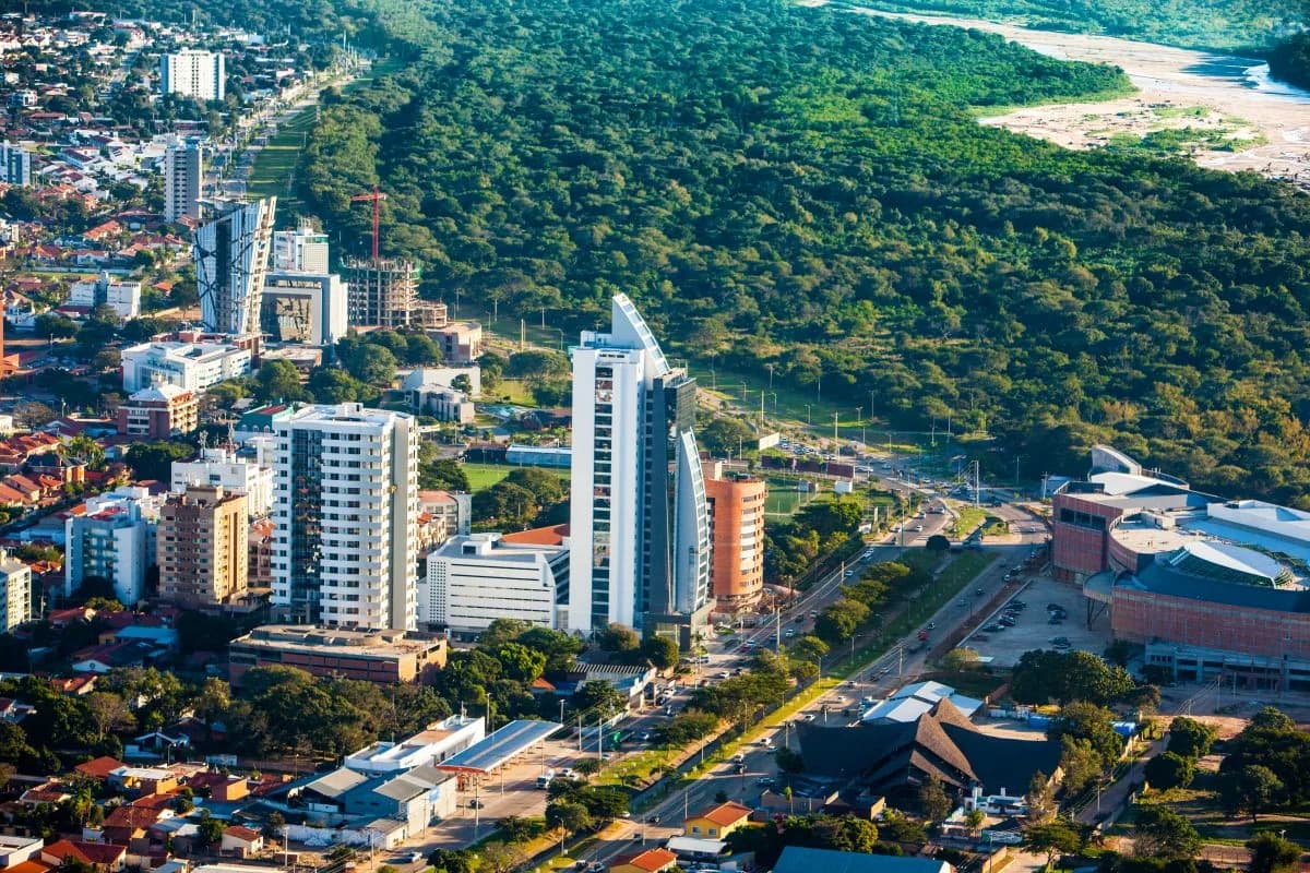 Vista aérea de Torre Duo integrada en el entorno urbano de Santa Cruz