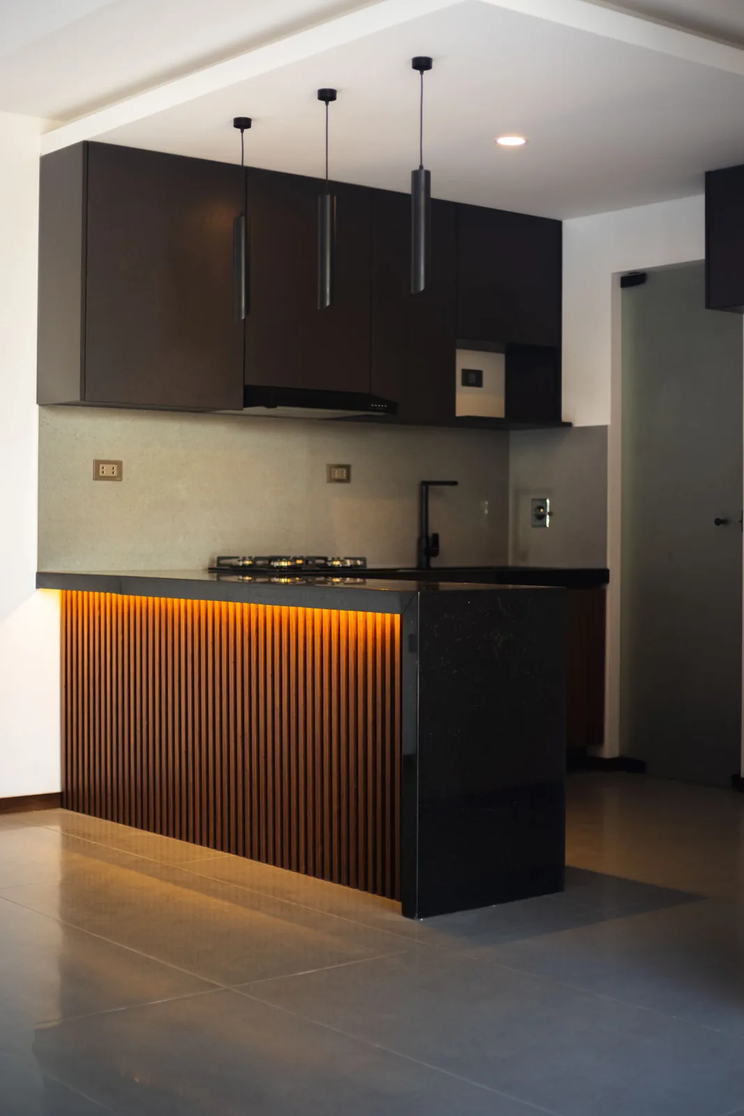 Cocina americana instalada con muebles empotrados en San Nicolás 5